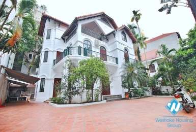 Beautifull house with huge garden for reent in Tay Ho District 